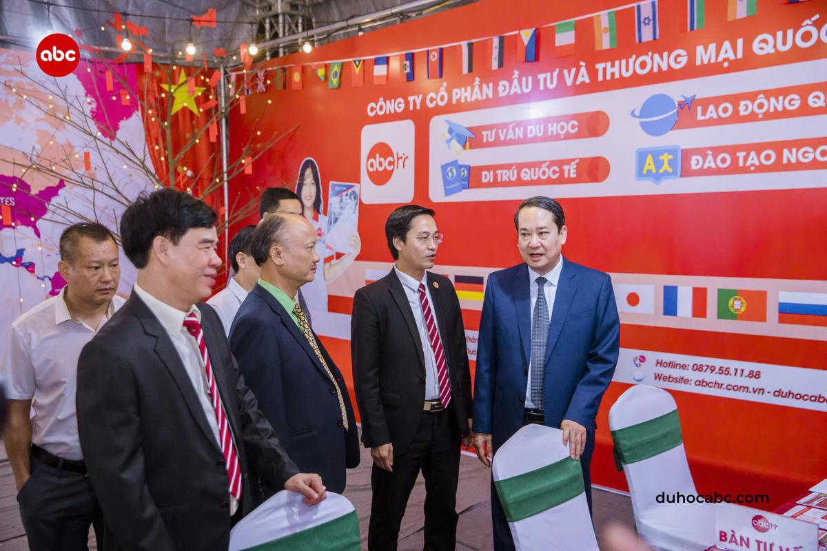 abc-la-nha-tai-tro-kim-cuong-cho-trien-lam-ninh-binh-4