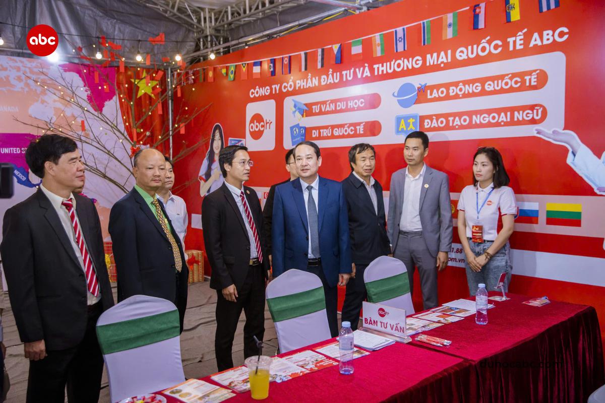 abc-la-nha-tai-tro-kim-cuong-cho-trien-lam-ninh-binh-7